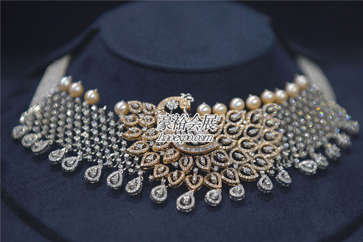 时尚首饰产品在迪拜珠宝展展出
