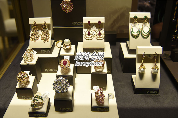 精美配饰产品在迪拜珠宝展展出